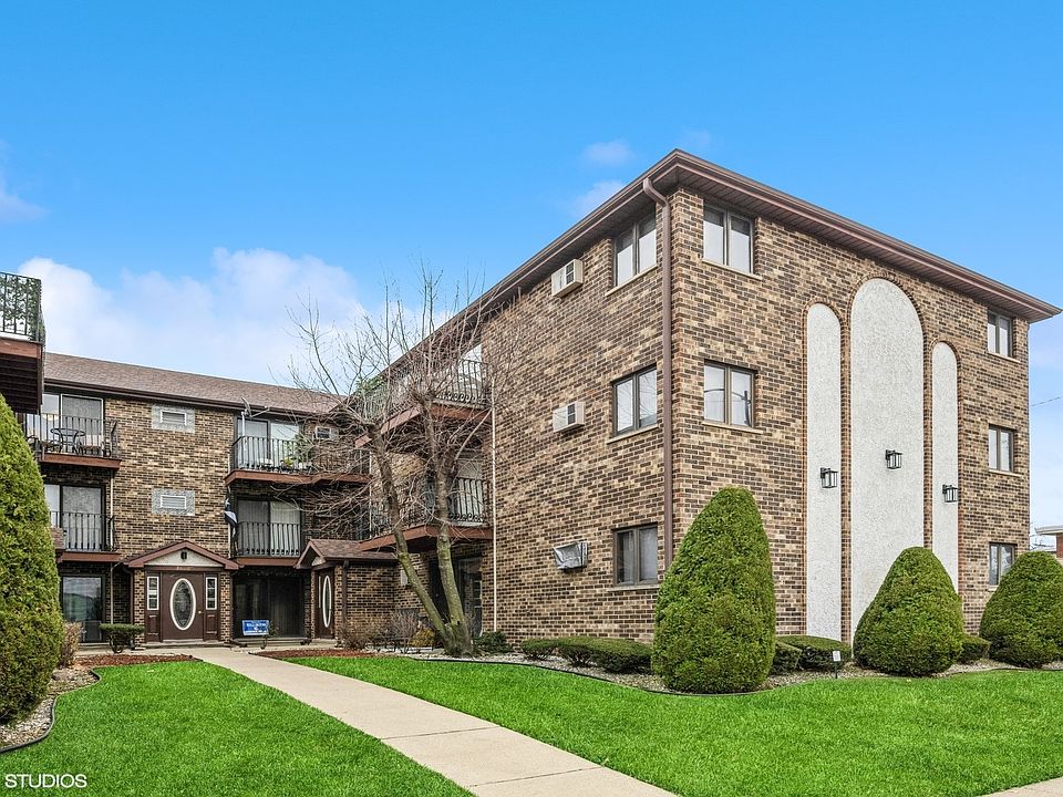 1st image of 3605 N Narragansett Ave APT 305