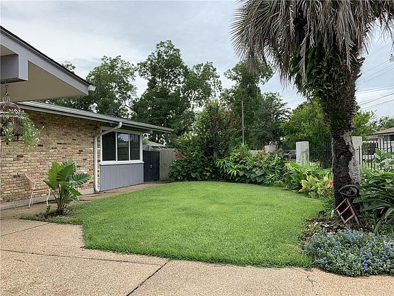 5th image of 204 Christiana Dr