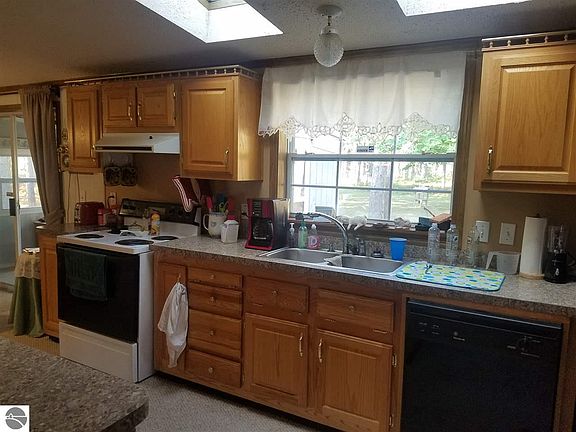 3rd image of 1221 Amber Ln NE