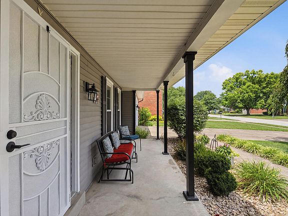 3rd image of 418 Wells Ln