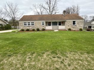 219 W Daphne Rd, Glendale, WI 53217