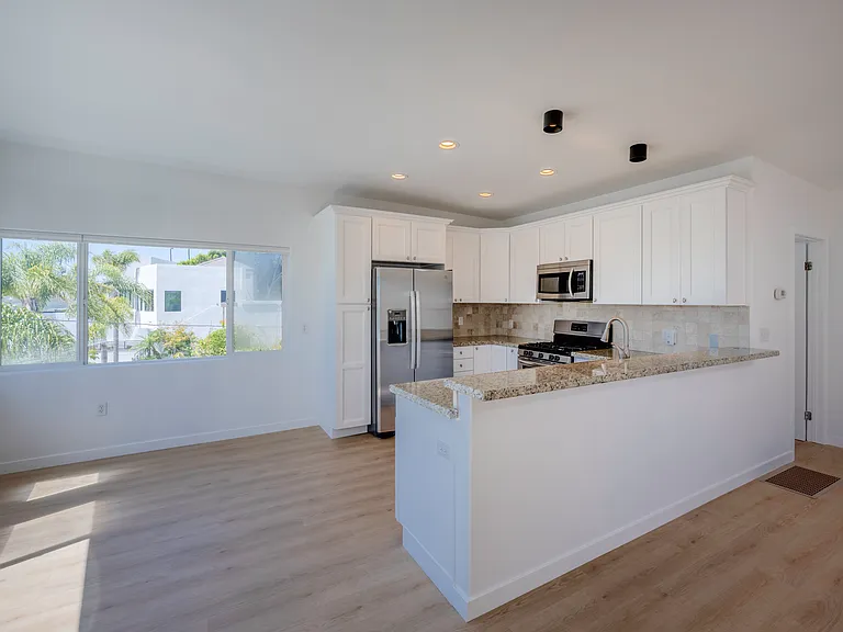 5752 La Jolla Blvd — Photo 3