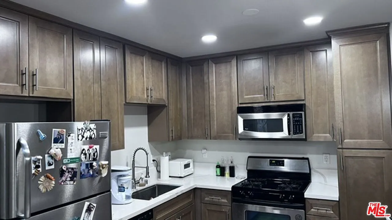 2 bed, 2.0 bath, 1216 sqft, $3,475 — Photo 2