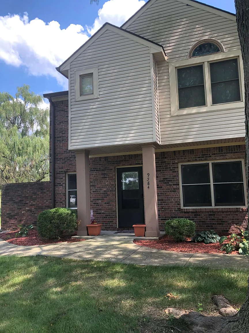 9584 Maple Way photo 1