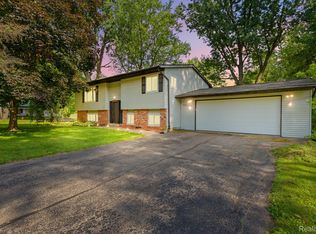 4083 Lanark Ave, Waterford, MI 48328