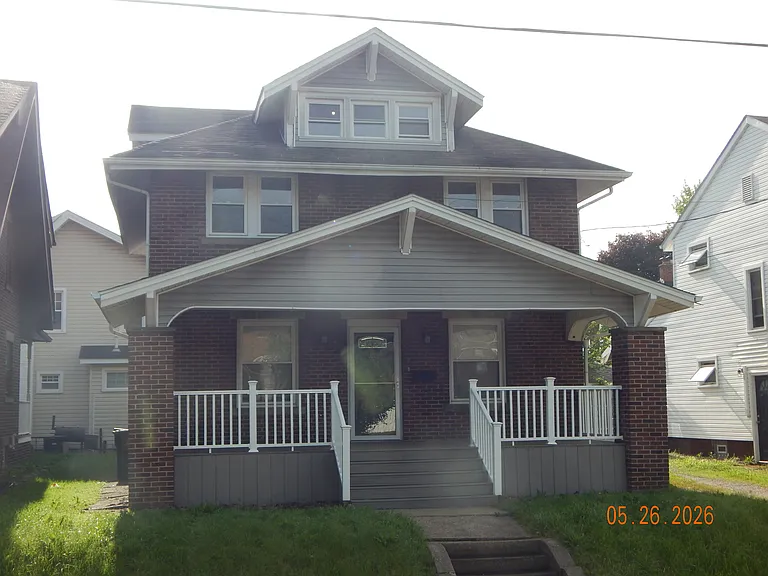 210 Roslyn Ave NW — Photo 1