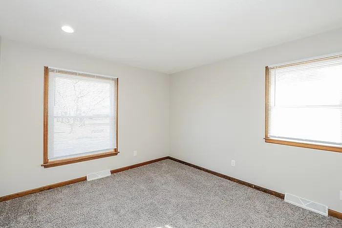 204 N Woodson Dr — Photo 7