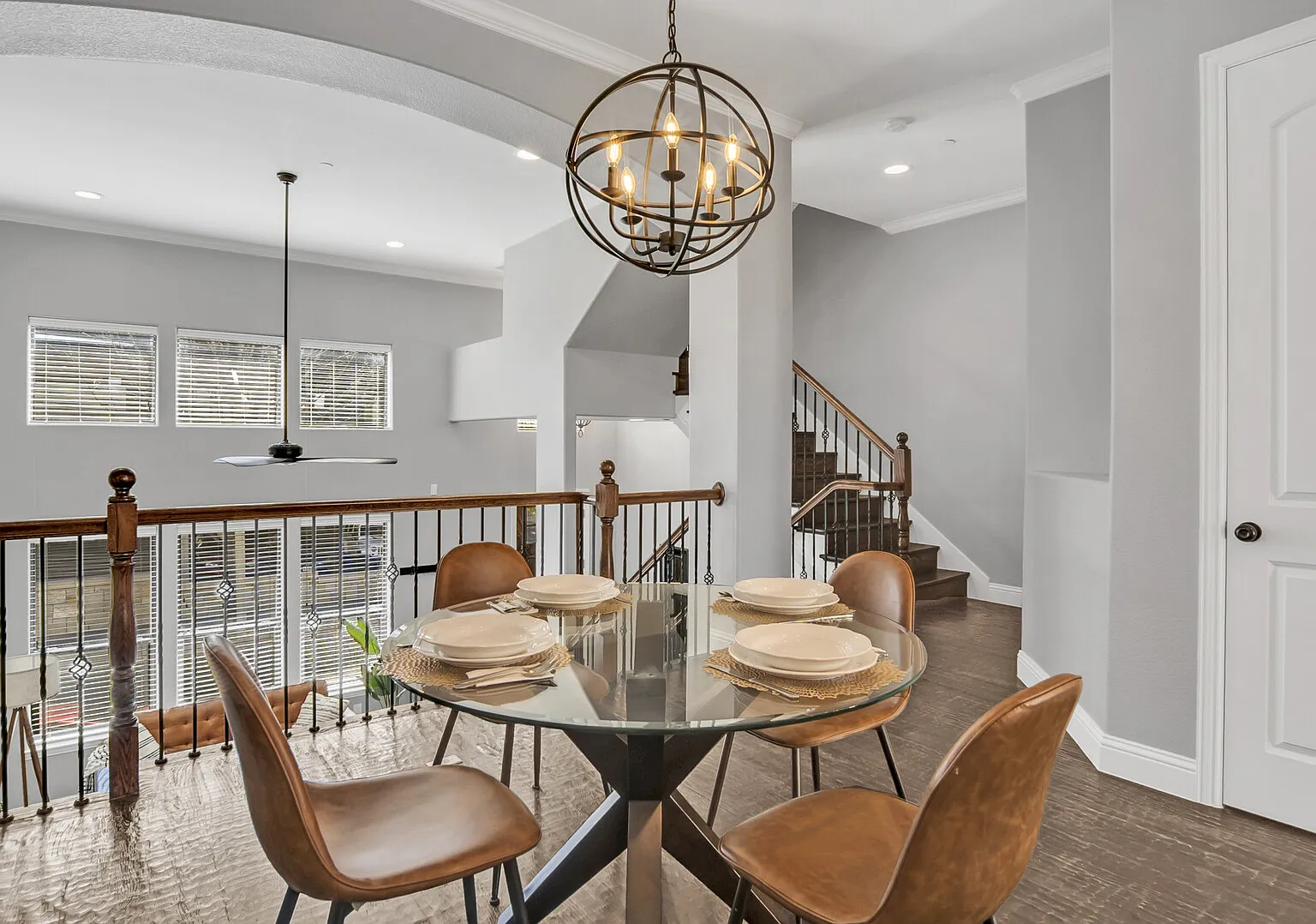Sophisticated Exec Home | Business & Leisure — Photo 2