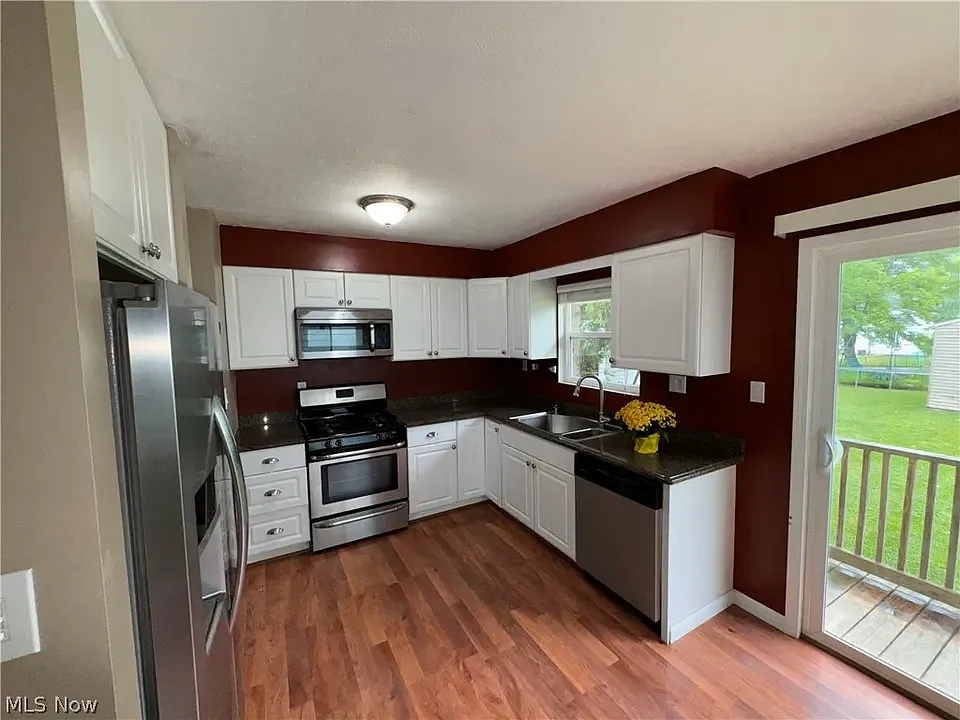3 bed, 1.5 bath, 1788 sqft, $2,395 — Photo 3