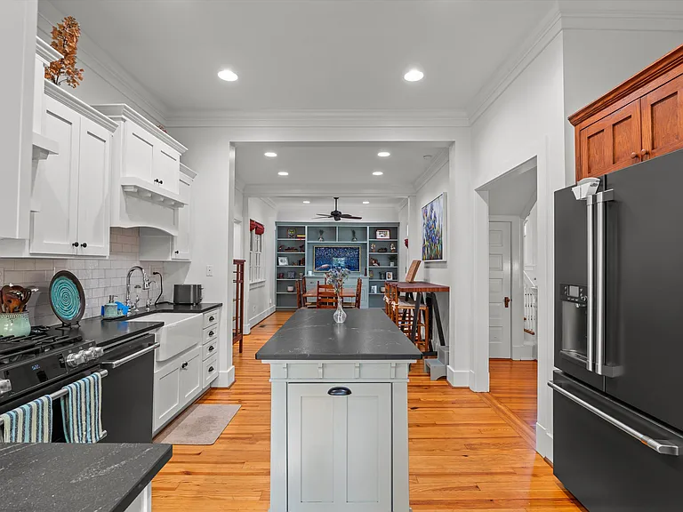 2509 Bellevue Ave — Photo 8