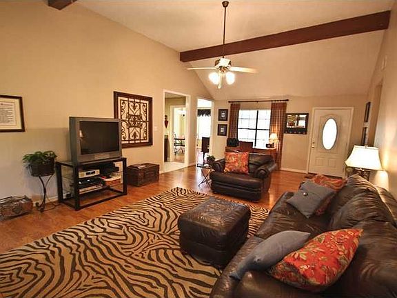 4th image of 209 Driftwood St