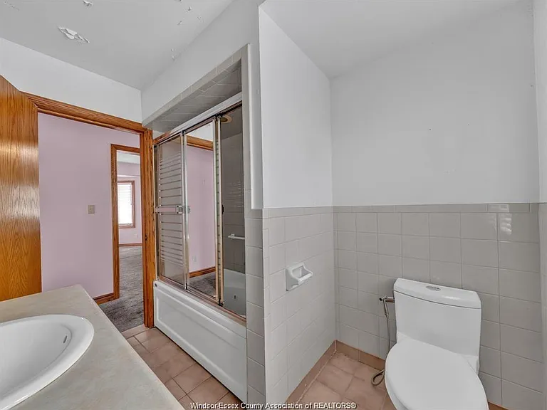 2311 University Ave W — Photo 6