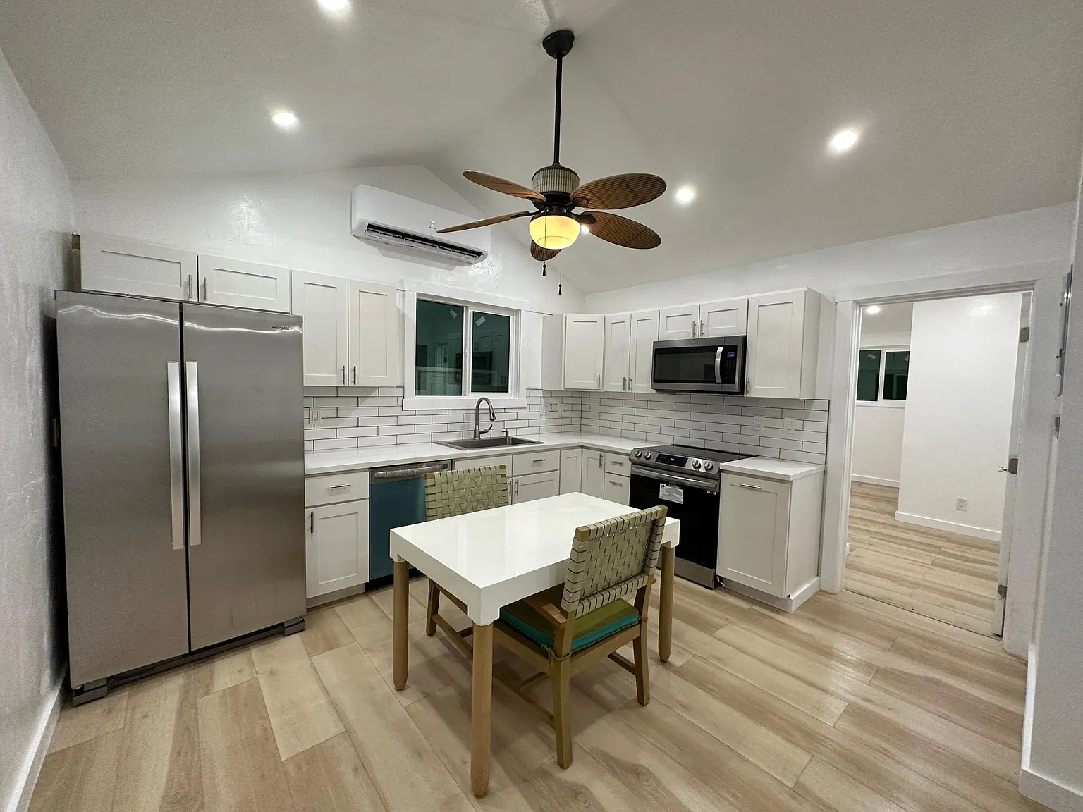 2 bed, 850 sqft, $3,200 — Photo 1