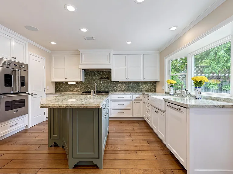 4211 Toluca Lake Ave — Photo 14