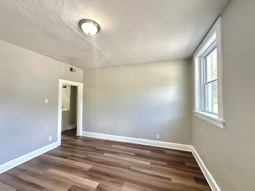 Recently Renovated 2 Bed, 1 Bath Apartment in Uptown - Available 8/10! Photo 1