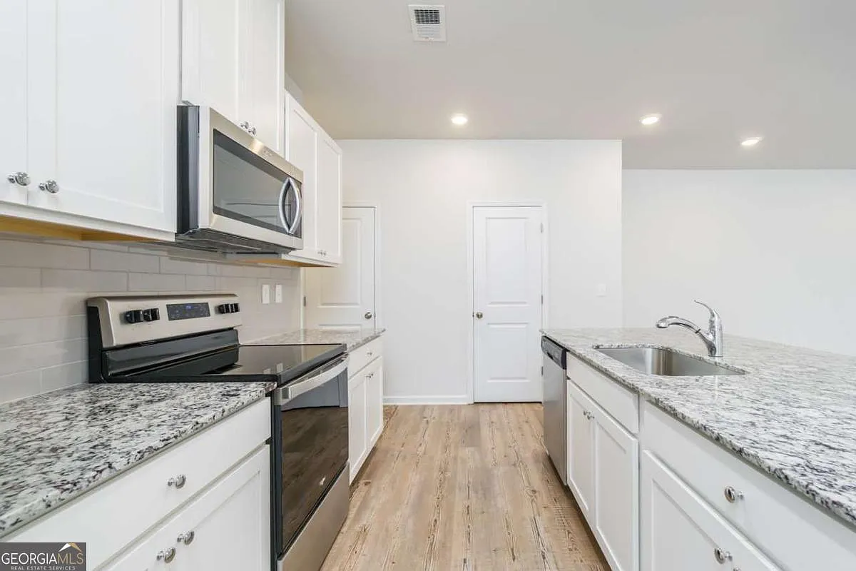 3 bed, 2.5 bath, 1842 sqft, $2,100 — Photo 3