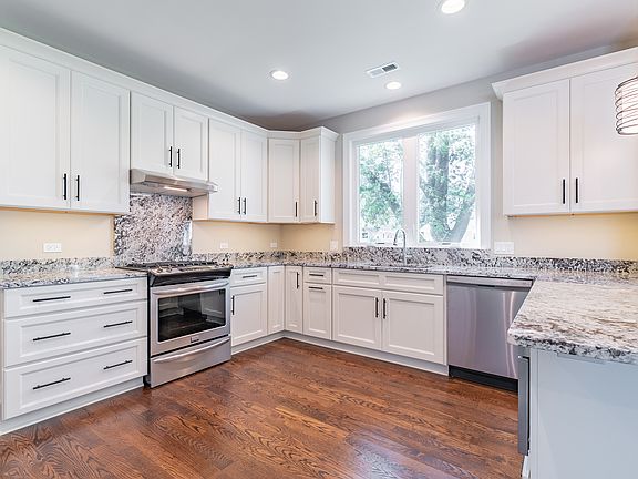 3rd image of 250 Cottonwood Dr