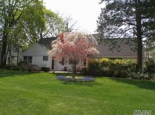 377 Feather Ln, Williston Park, NY 11596