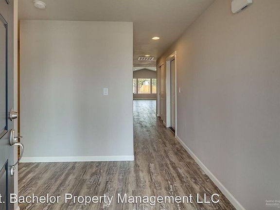 3rd image of 923 NW Oak Ave