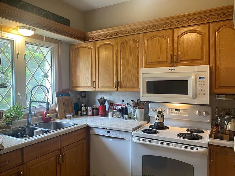 1389 Victoria Ave — Photo 2