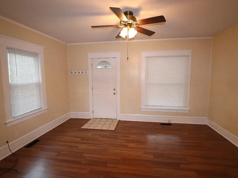 Well-maintained Double with Small Yard — Photo 10