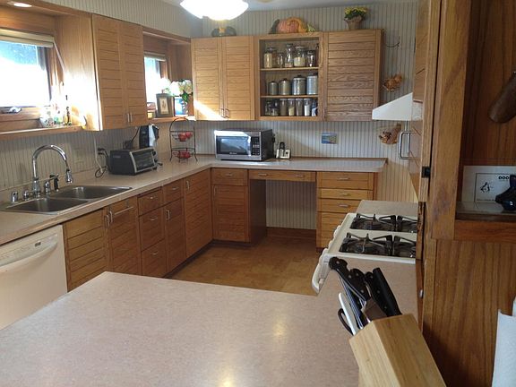 Spacious Sunny Kitchen