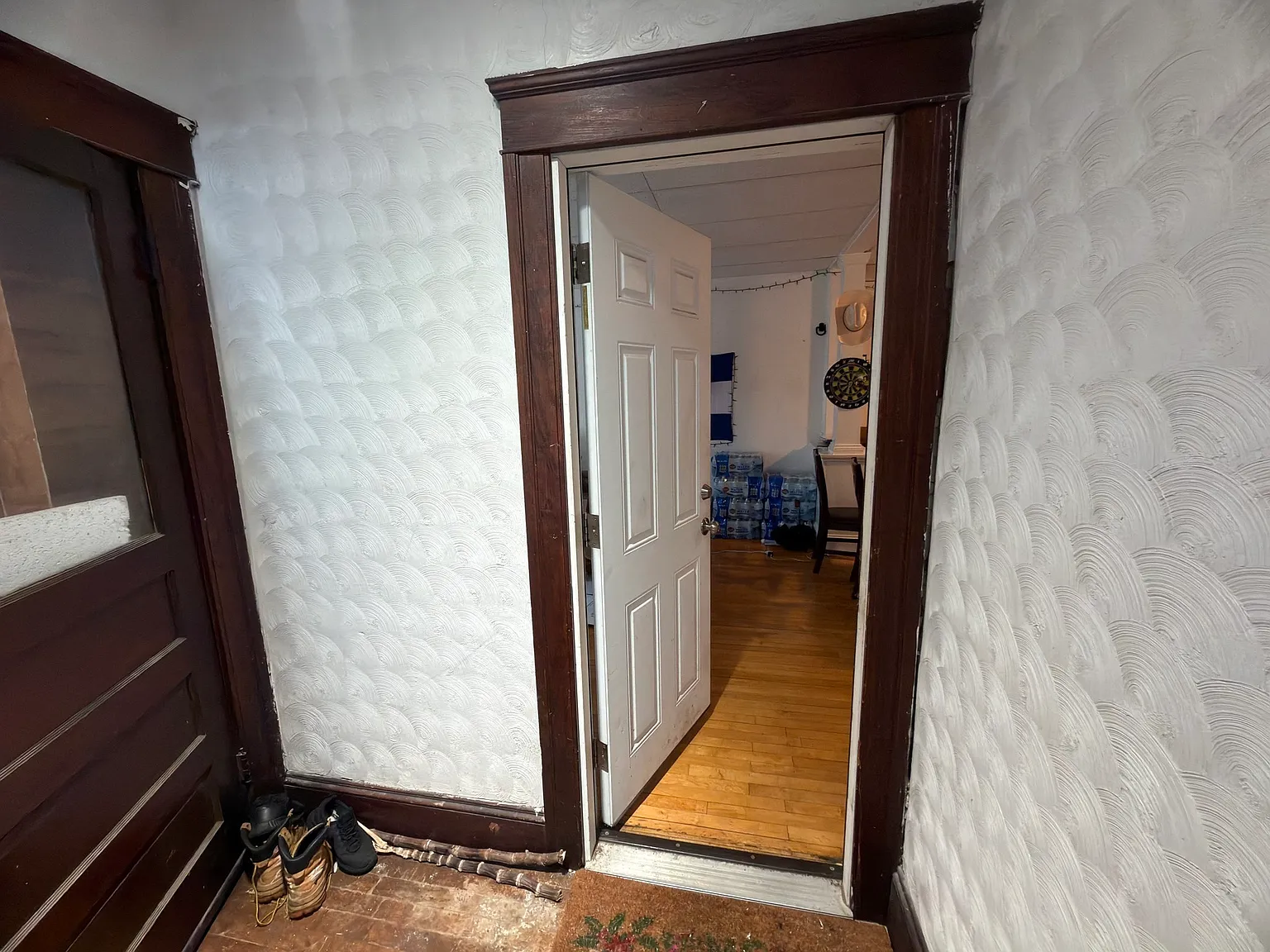 3 bed, 1.0 bath, 3948 sqft, $2,400 — Photo 2