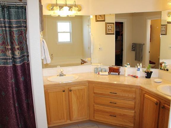 mstr bedroom shower/ basins