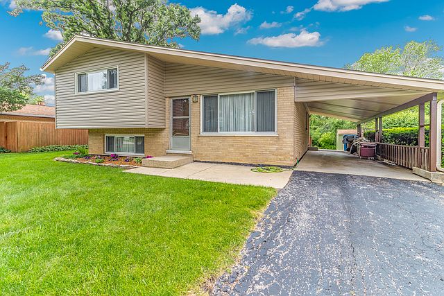 1st image of 220 Pinecroft Dr