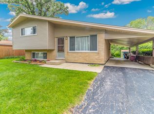 220 Pinecroft Dr, Roselle, IL 60172