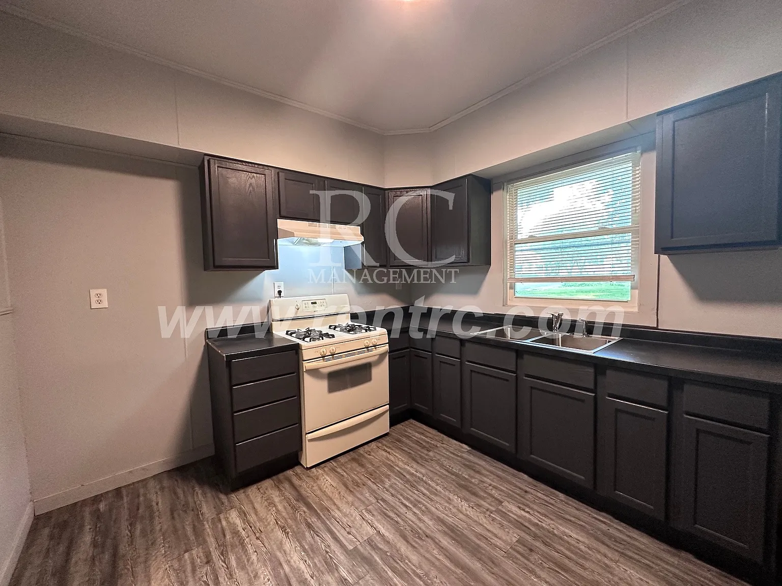 5 bed, 1650 sqft, $1,150 — Photo 2