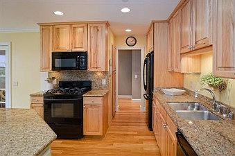 Kitchen :: 815 N. Claremont St.
