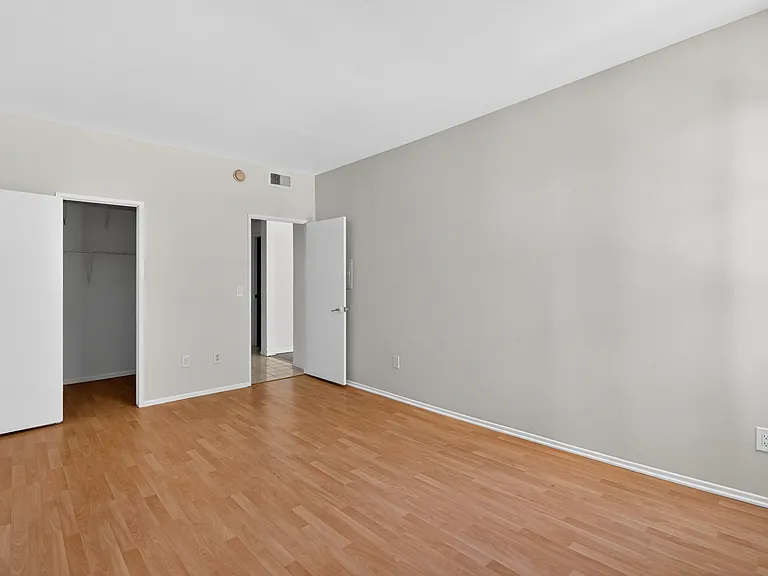 Woodman Ave Apartments — Photo 58