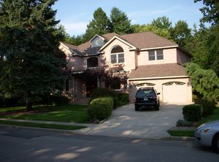 9 Sherwood Ln, Roslyn Heights, NY 11577