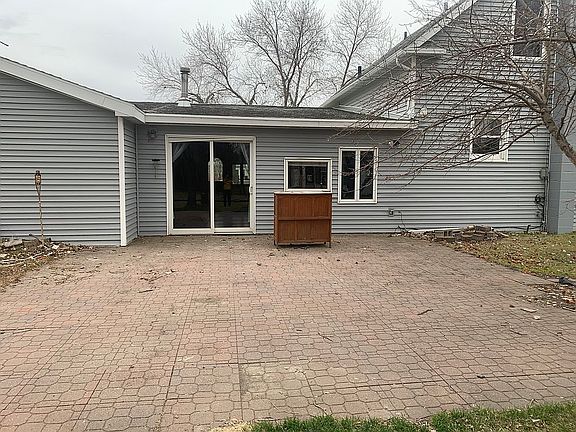 5th image of 402 3rd Ave NE