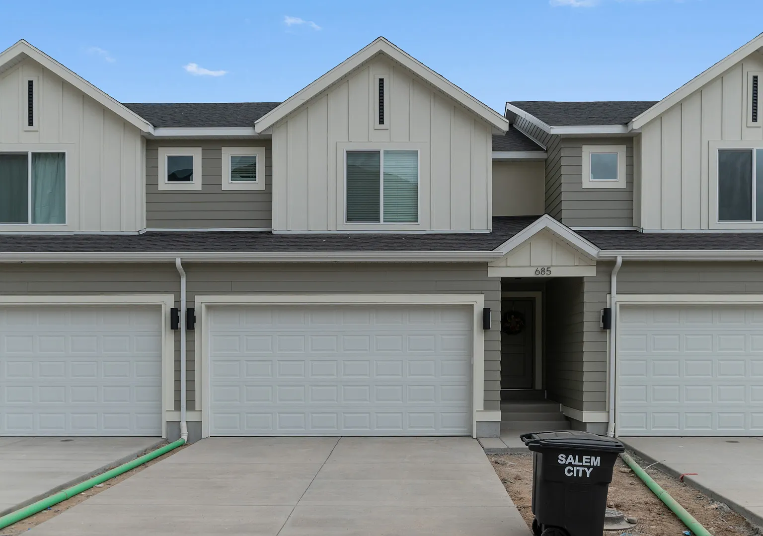 3 bed, 2.5 bath, 2205 sqft, $2,150 — Photo 1