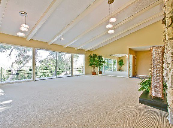 Living room with unobstructed glasswalls