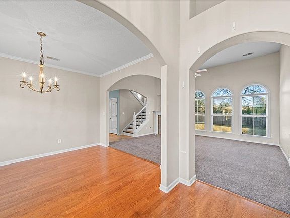 3rd image of 565 Cherokee Cir