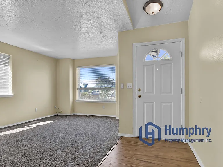 157 W Rockford St — Photo 3