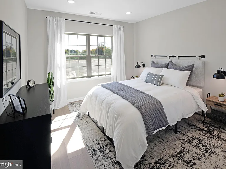 310 Berkeley Ln — Photo 9