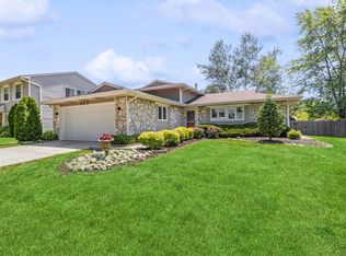 825 Mensching Rd, Roselle, IL 60172