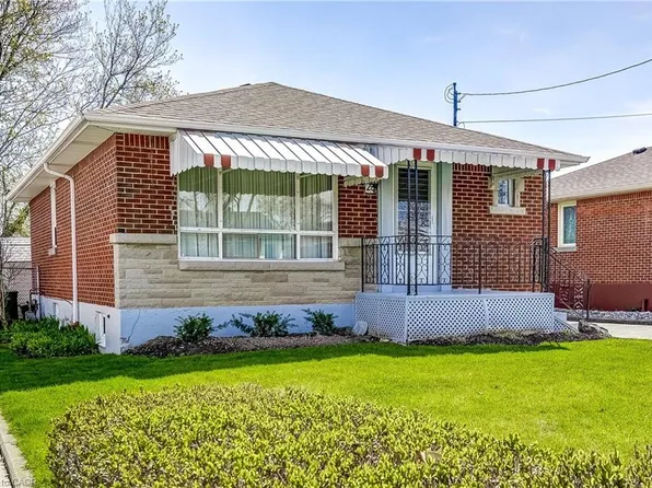 23 Fernwood Cres, Hamilton, ON L8T 3L2