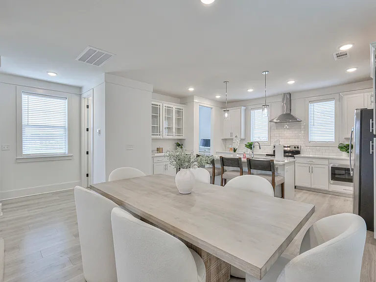 1589 Residences — Photo 38