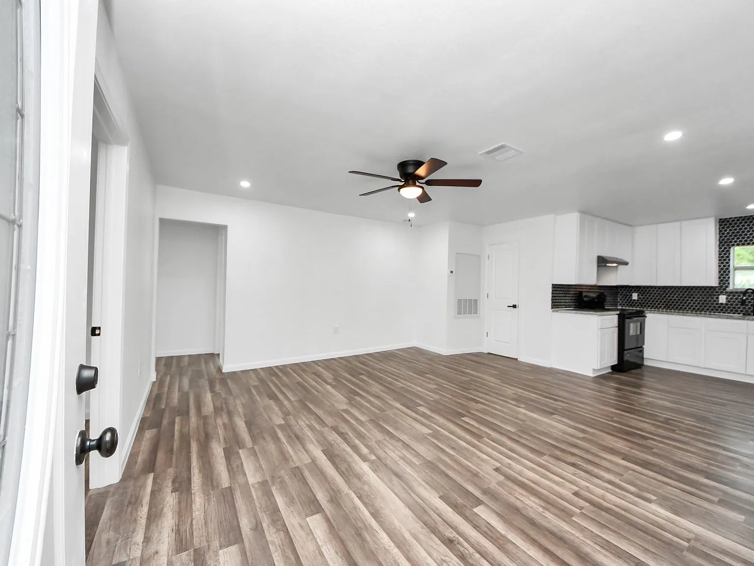 3 bed, 1.0 bath, 1254 sqft, $1,500 — Photo 1