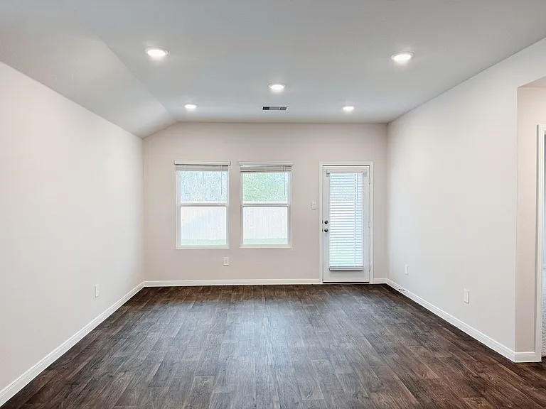 1207 Camden Ln — Photo 13