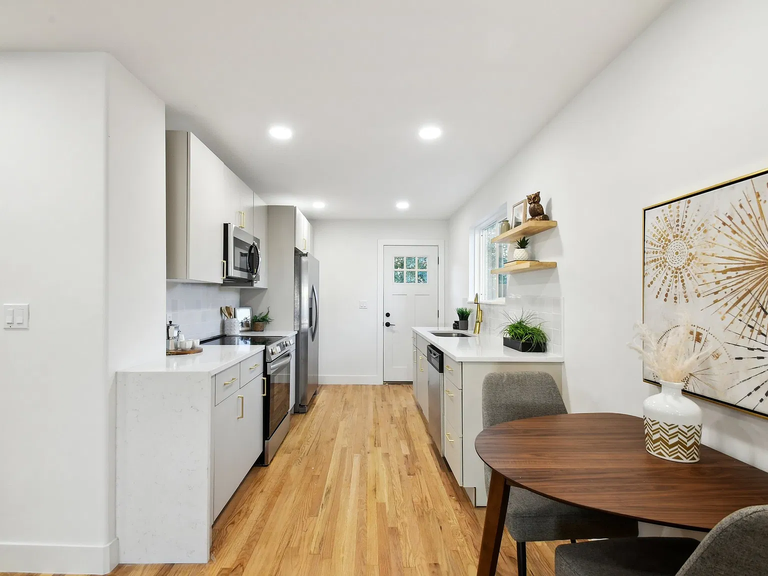 2 bed, 820 sqft, $2,200 — Photo 3
