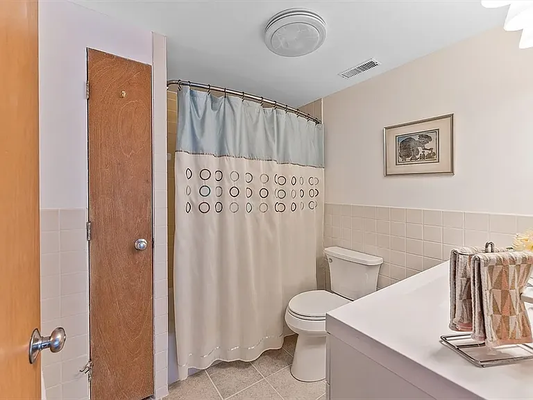 Full Bath - Master Bedroom