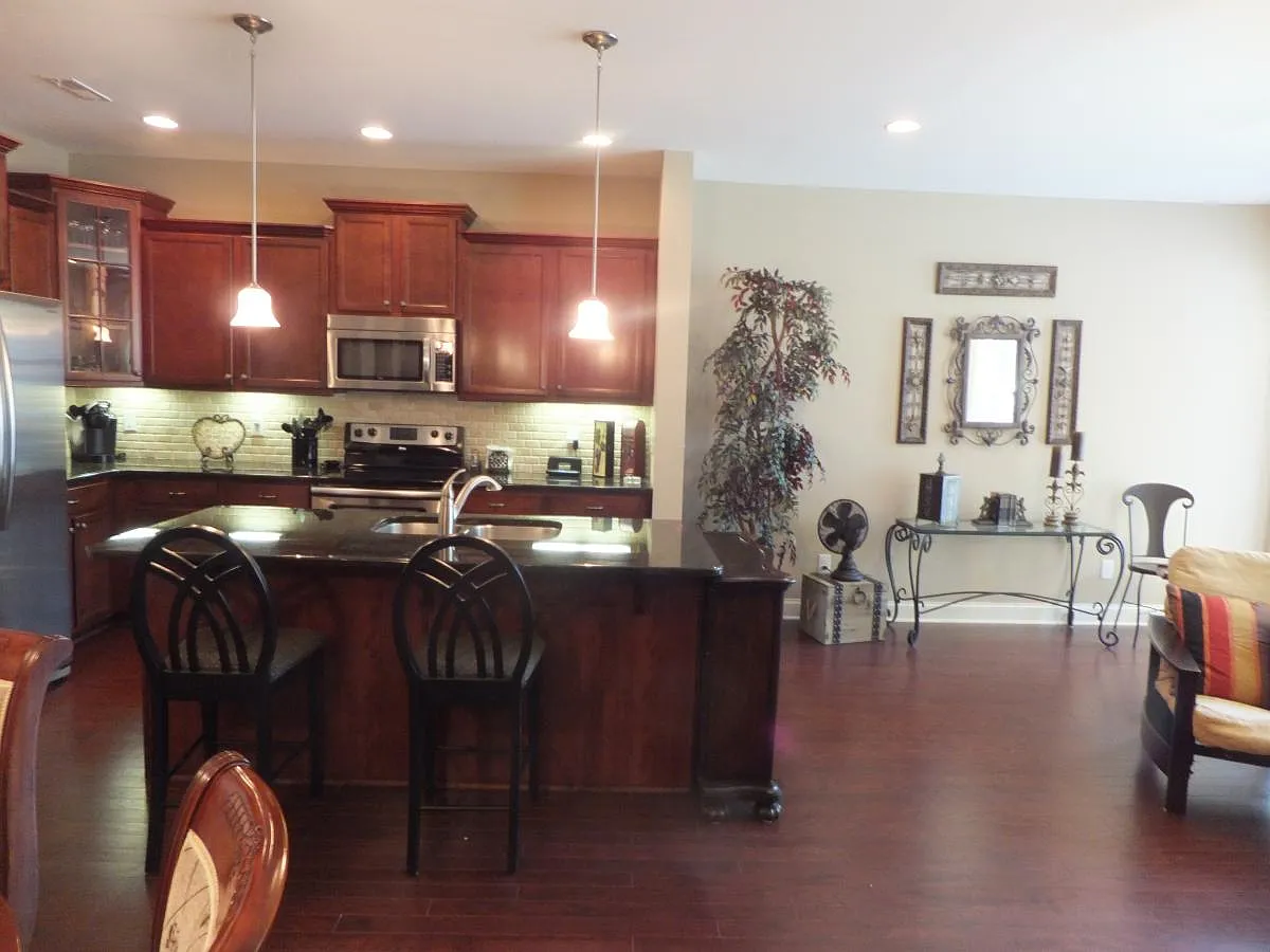 3 bed, 2.5 bath, 1670 sqft, $2,100 — Photo 2