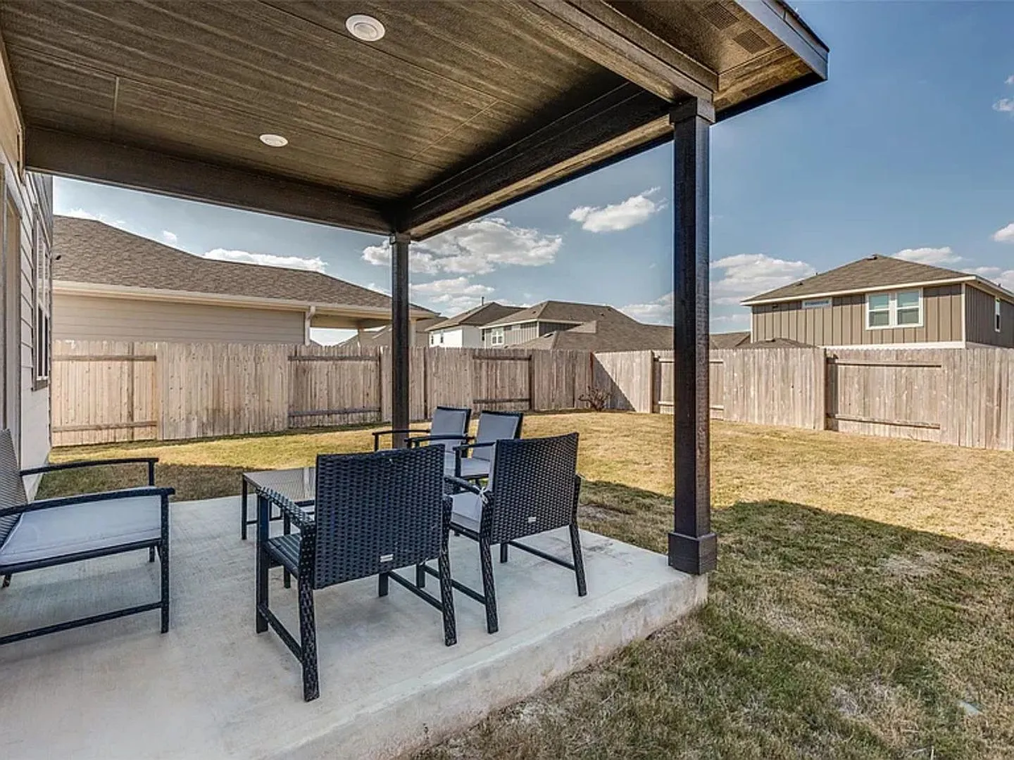 Spacious 4BR House in Buda — Photo 3