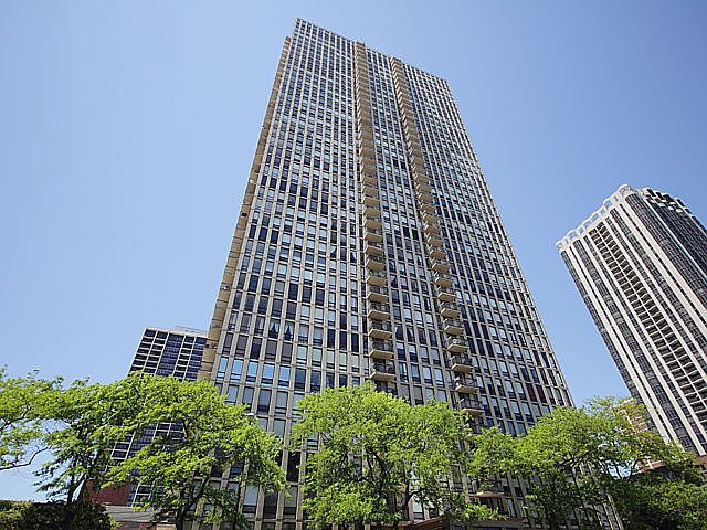 1st image of 1660 N La Salle Dr APT 206
